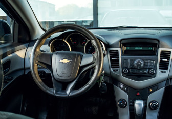 Подержанный автомобиль Chevrolet Cruze Sedan 2012 года (17 фото)