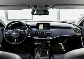 Подержанный автомобиль Kia Stinger 2019 года (10 фото)