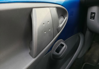 Подержанный автомобиль Peugeot 107 2009 года (14 фото)