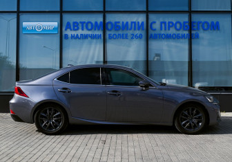 Подержанный автомобиль Lexus IS Sedan 2018 года (6 фото)