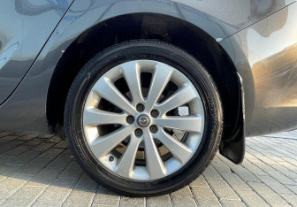 Подержанный автомобиль Opel Astra Hatchback 2013 года (17 фото)