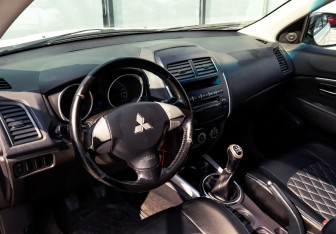 Подержанный автомобиль Mitsubishi ASX 2013 года (13 фото)