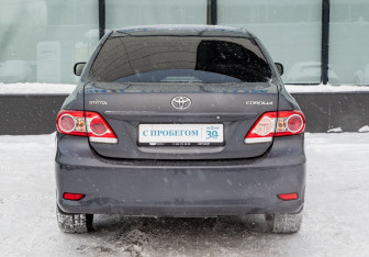 Подержанный автомобиль Toyota Corolla Sedan 2012 года (4 фото)