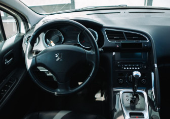 Подержанный автомобиль Peugeot 3008 2011 года (10 фото)