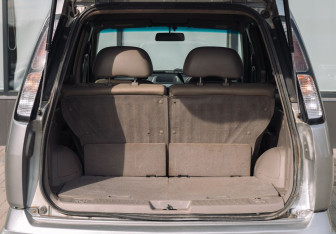 Подержанный автомобиль Nissan Cube 2001 года (16 фото)