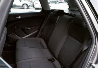 Подержанный автомобиль Opel Astra Wagon 2012 года (15 фото)