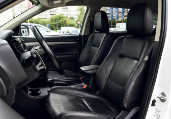 Подержанный автомобиль Mitsubishi Outlander 2014 года (16 фото)