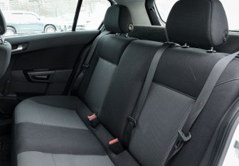 Подержанный автомобиль Opel Astra Hatchback 2012 года (18 фото)