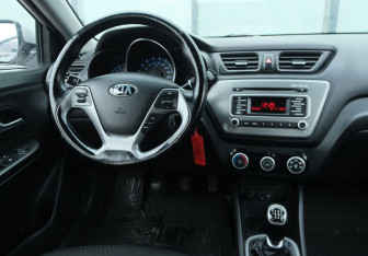 Подержанный автомобиль Kia Rio Sedan 2015 года (10 фото)