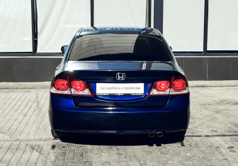 Подержанный автомобиль Honda Civic Sedan 2011 года (4 фото)