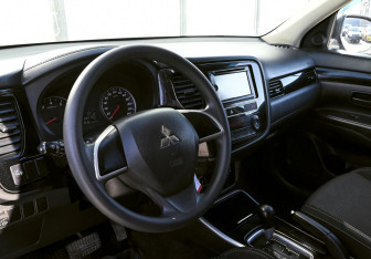 Подержанный автомобиль Mitsubishi Outlander 2018 года (13 фото)
