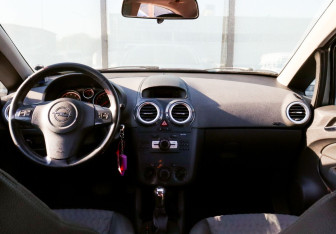 Подержанный автомобиль Opel Corsa 2011 года (18 фото)