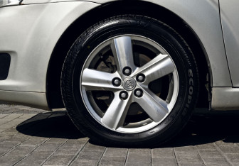 Подержанный автомобиль Toyota Corolla Verso 2008 года (21 фото)