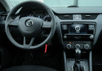 Подержанный автомобиль Skoda Octavia Liftback 2020 года (10 фото)