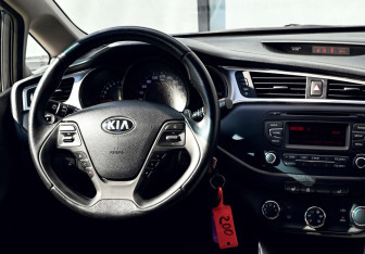 Подержанный автомобиль Kia Ceed Hatchback 2018 года (22 фото)