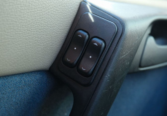 Подержанный автомобиль Chevrolet Viva 2005 года (11 фото)