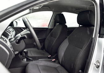 Подержанный автомобиль Skoda Rapid Liftback 2014 года (15 фото)