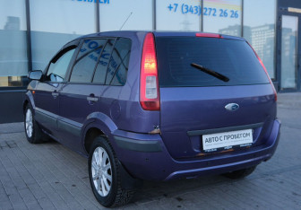 Подержанный автомобиль Ford Fusion 2006 года (3 фото)