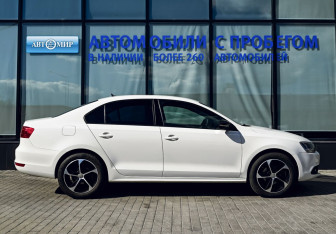 Подержанный автомобиль Volkswagen Jetta Sedan 2014 года (6 фото)
