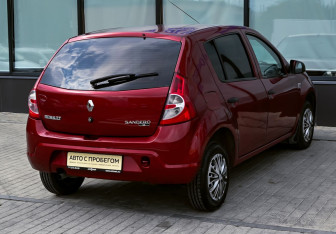 Подержанный автомобиль Renault Sandero 2014 года (5 фото)