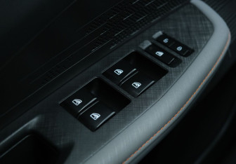 Подержанный автомобиль Changan UNI-V 2023 года (11 фото)