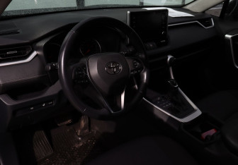 Подержанный автомобиль Toyota RAV4 2020 года (9 фото)
