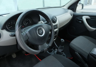 Подержанный автомобиль Renault Sandero 2010 года (9 фото)