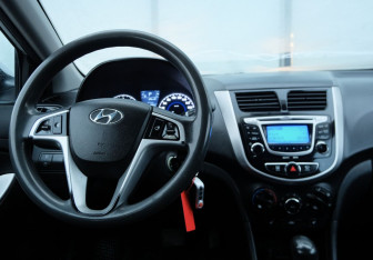 Подержанный автомобиль Hyundai Solaris Sedan 2011 года (10 фото)