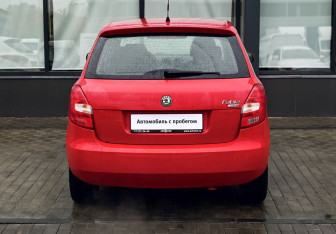 Подержанный автомобиль Skoda Fabia Hatchback 2010 года (4 фото)