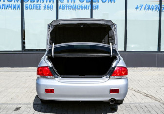 Подержанный автомобиль Mitsubishi Lancer Sedan 2005 года (18 фото)