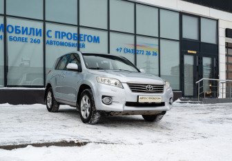Подержанный автомобиль Toyota RAV4 2010 года (7 фото)