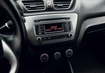 Подержанный автомобиль Kia Rio Sedan 2015 года (11 фото)