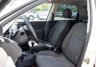 Подержанный автомобиль Ford Focus Wagon 2004 года (15 фото)