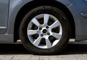 Подержанный автомобиль Nissan Tiida Hatchback 2012 года (19 фото)