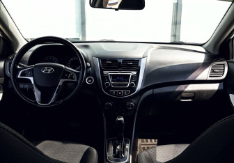 Подержанный автомобиль Hyundai Solaris Hatchback 2014 года (18 фото)