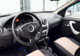Подержанный автомобиль Renault Sandero 2012 года (12 фото)