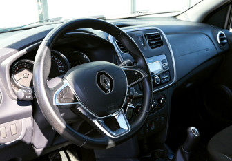 Подержанный автомобиль Renault Sandero 2019 года (10 фото)