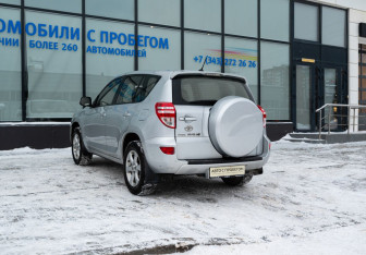 Подержанный автомобиль Toyota RAV4 2010 года (3 фото)