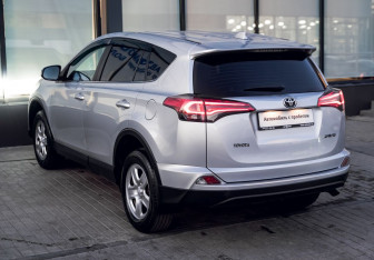 Подержанный автомобиль Toyota RAV4 2018 года (3 фото)