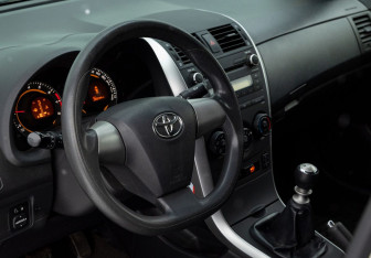 Подержанный автомобиль Toyota Corolla Sedan 2010 года (13 фото)