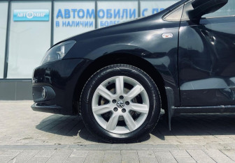 Подержанный автомобиль Volkswagen Polo Sedan 2013 года (18 фото)