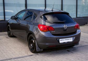 Подержанный автомобиль Opel Astra Hatchback 2011 года (3 фото)