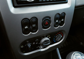 Подержанный автомобиль Renault Sandero 2012 года (12 фото)