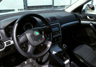 Подержанный автомобиль Skoda Octavia Liftback 2012 года (13 фото)