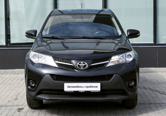 Подержанный автомобиль Toyota RAV4 2015 года (8 фото)