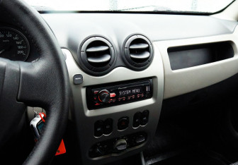 Подержанный автомобиль Renault Sandero 2011 года (10 фото)