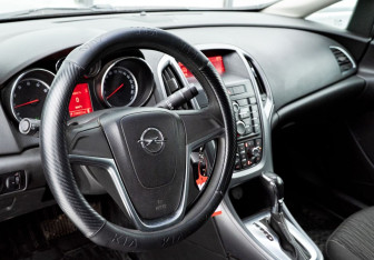 Подержанный автомобиль Opel Astra Sedan 2012 года (10 фото)