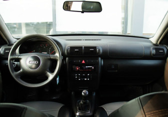 Подержанный автомобиль Audi A3 Hatchback 2002 года (16 фото)
