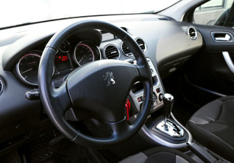 Подержанный автомобиль Peugeot 308 Hatchback 2010 года (10 фото)