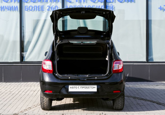 Подержанный автомобиль Renault Sandero 2015 года (21 фото)